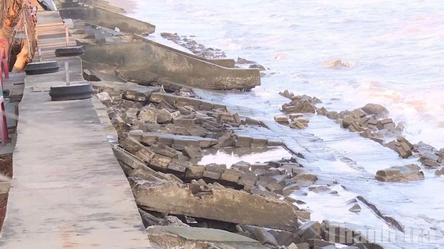 Thanh Hóa: Công bố tình huống khẩn cấp sạt lở công trình kè bờ biển